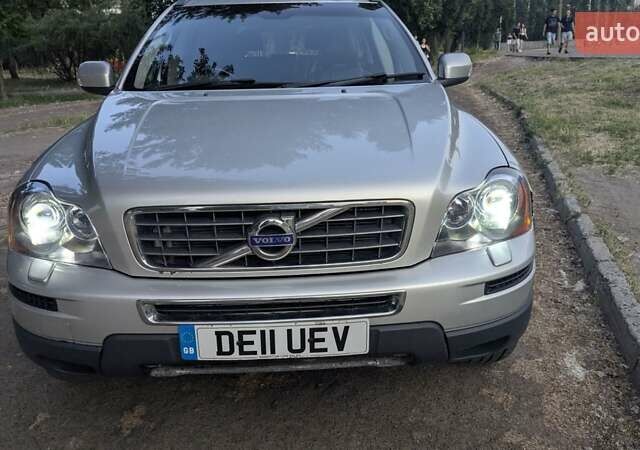 Серый Вольво ХС90, объемом двигателя 2.4 л и пробегом 335 тыс. км за 8000 $, фото 1 на Automoto.ua