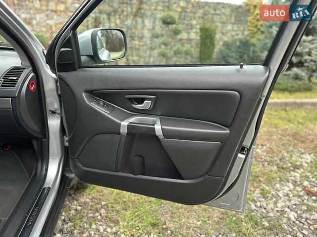 Сірий Вольво ХС90, об'ємом двигуна 2.4 л та пробігом 240 тис. км за 15999 $, фото 65 на Automoto.ua