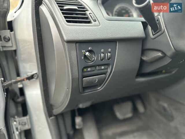 Сірий Вольво ХС90, об'ємом двигуна 2.4 л та пробігом 240 тис. км за 15999 $, фото 51 на Automoto.ua