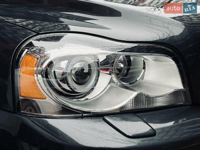 Серый Вольво ХС90, объемом двигателя 2.4 л и пробегом 270 тыс. км за 20500 $, фото 4 на Automoto.ua