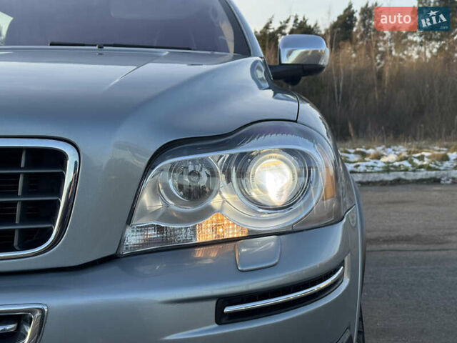 Серый Вольво ХС90, объемом двигателя 2.4 л и пробегом 255 тыс. км за 17400 $, фото 3 на Automoto.ua