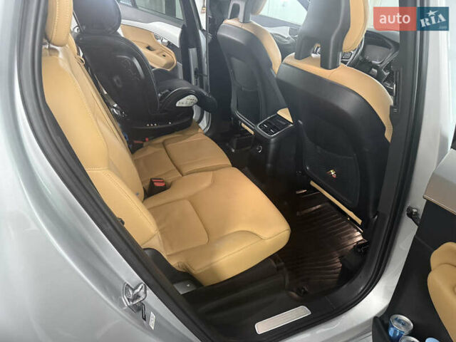 Серый Вольво ХС90, объемом двигателя 1.97 л и пробегом 121 тыс. км за 32550 $, фото 3 на Automoto.ua