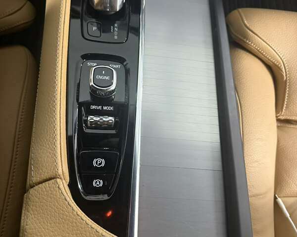 Серый Вольво ХС90, объемом двигателя 1.97 л и пробегом 121 тыс. км за 32550 $, фото 4 на Automoto.ua