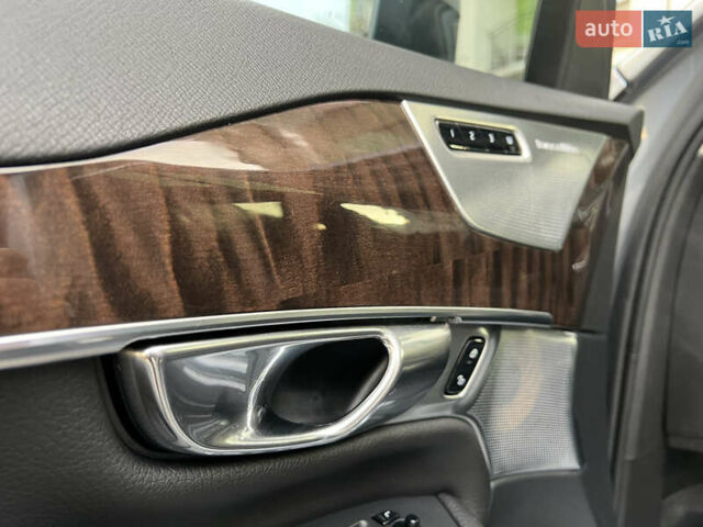 Сірий Вольво ХС90, об'ємом двигуна 2 л та пробігом 183 тис. км за 26500 $, фото 42 на Automoto.ua