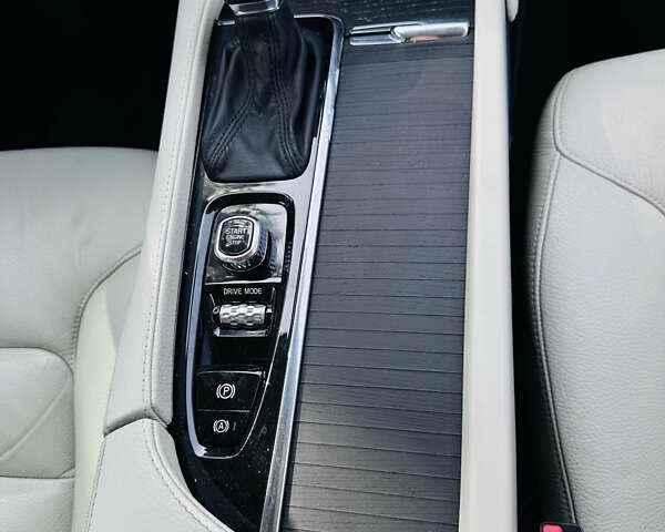 Серый Вольво ХС90, объемом двигателя 1.97 л и пробегом 184 тыс. км за 32999 $, фото 1 на Automoto.ua