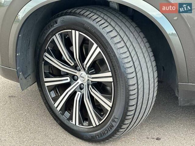 Вольво ХС90 2019 в Киеве на Automoto.ua Серый Вольво ХС90, объемом двигателя 1.97 л и пробегом 55 тыс. км за 50802 $, фото 27 на Automoto.ua