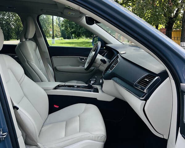 Серый Вольво ХС90, объемом двигателя 1.97 л и пробегом 184 тыс. км за 32999 $, фото 3 на Automoto.ua