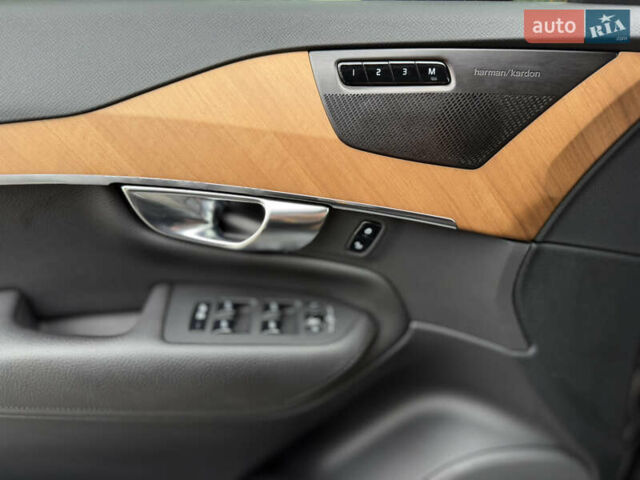 Серый Вольво ХС90, объемом двигателя 2 л и пробегом 27 тыс. км за 52000 $, фото 6 на Automoto.ua