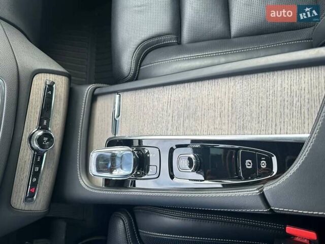 Вольво ХС90 2021 в Киеве на Automoto.ua Серый Вольво ХС90, объемом двигателя 1.97 л и пробегом 48 тыс. км за 56000 $, фото 15 на Automoto.ua