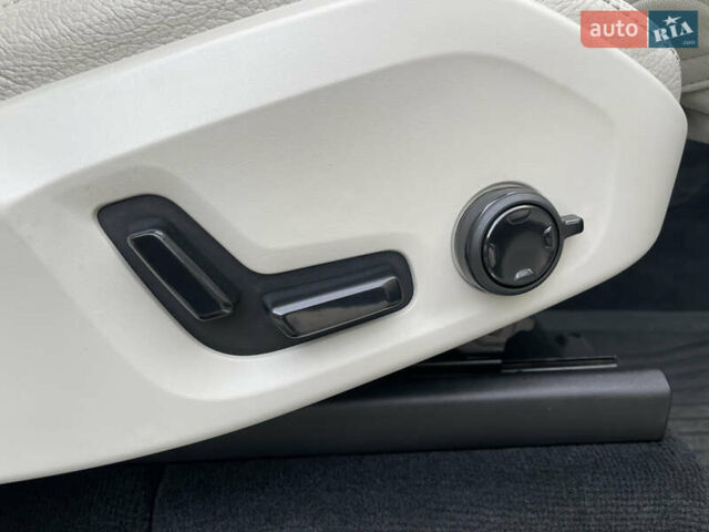 Серый Вольво ХС90, объемом двигателя 2 л и пробегом 65 тыс. км за 62400 $, фото 29 на Automoto.ua