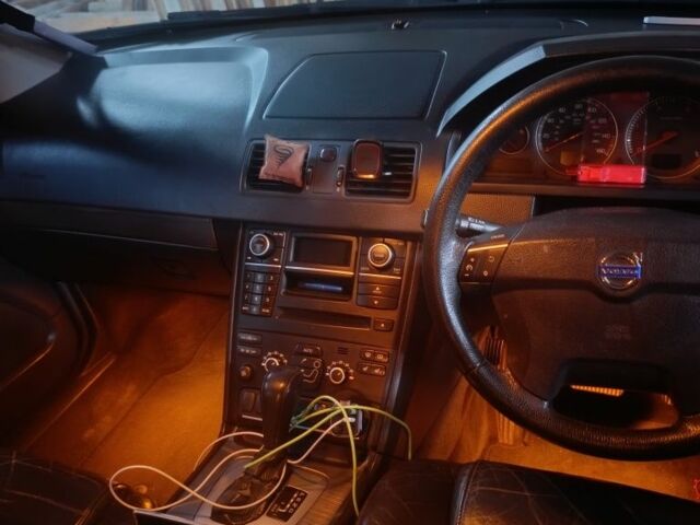 Зелений Вольво ХС90, об'ємом двигуна 2.4 л та пробігом 300 тис. км за 5500 $, фото 7 на Automoto.ua