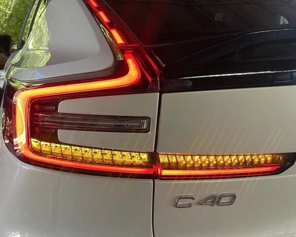 Белый Вольво C40 Recharge, объемом двигателя 0 л и пробегом 40 тыс. км за 26999 $, фото 29 на Automoto.ua