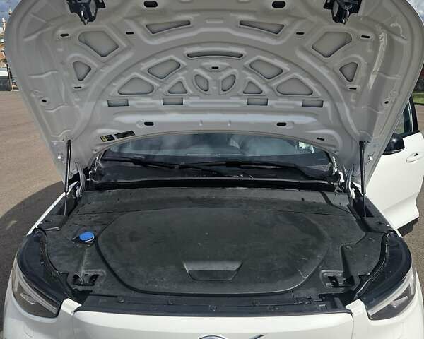 Белый Вольво C40 Recharge, объемом двигателя 0 л и пробегом 100 тыс. км за 27000 $, фото 31 на Automoto.ua