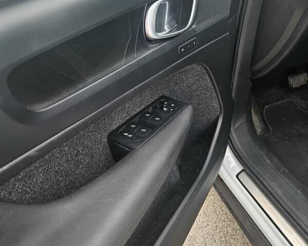 Белый Вольво C40 Recharge, объемом двигателя 0 л и пробегом 100 тыс. км за 27000 $, фото 19 на Automoto.ua