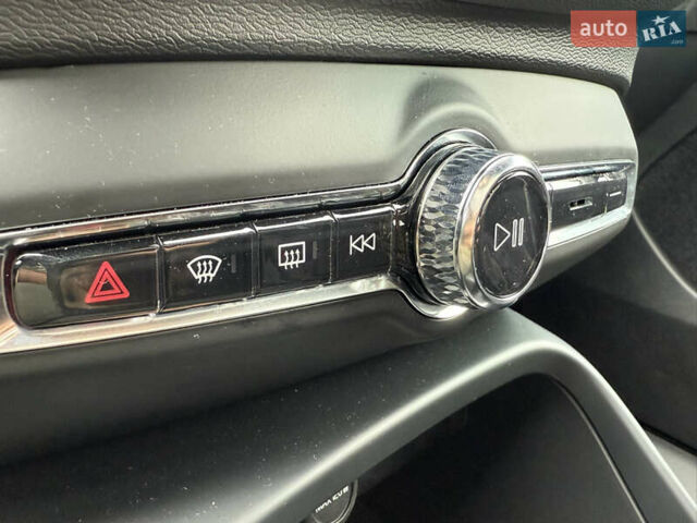 Белый Вольво C40 Recharge, объемом двигателя 0 л и пробегом 18 тыс. км за 31500 $, фото 55 на Automoto.ua
