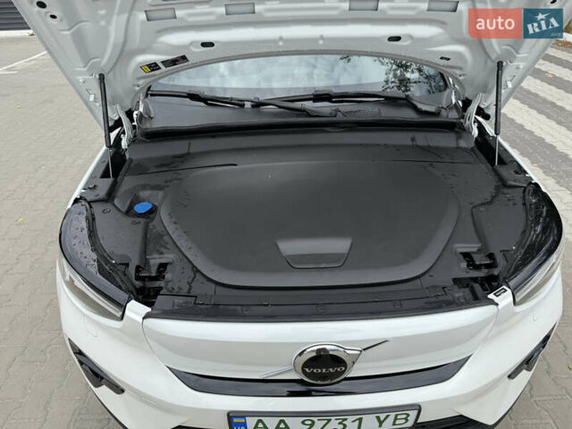 Белый Вольво C40 Recharge, объемом двигателя 0 л и пробегом 18 тыс. км за 31500 $, фото 43 на Automoto.ua