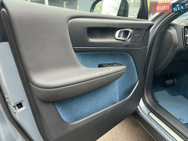 Серый Вольво C40 Recharge, объемом двигателя 0 л и пробегом 12 тыс. км за 29500 $, фото 32 на Automoto.ua