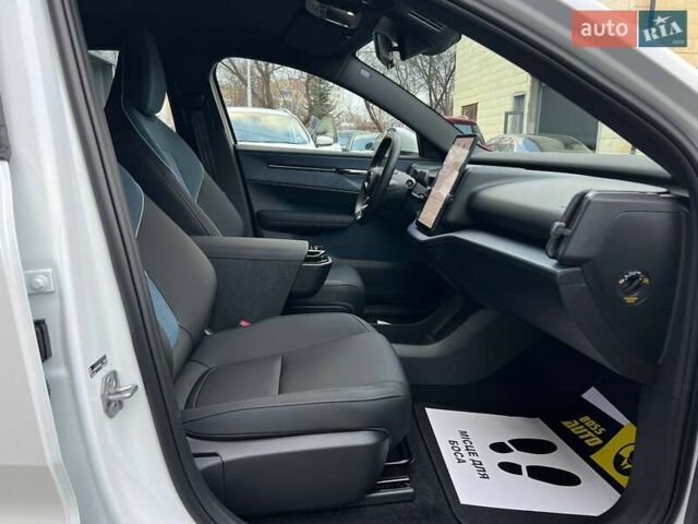 Белый Вольво EX30, объемом двигателя 0 л и пробегом 17 тыс. км за 27500 $, фото 19 на Automoto.ua