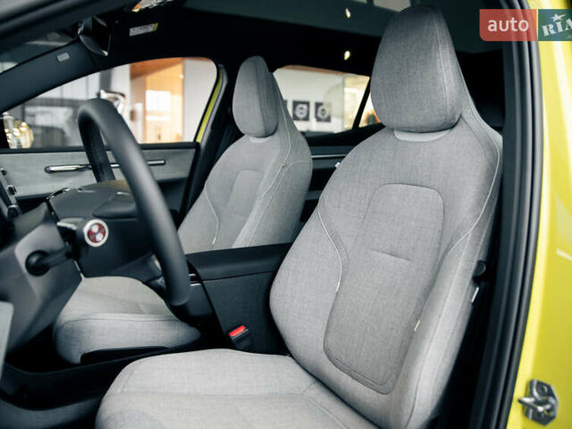 Желтый Вольво EX30, объемом двигателя 0 л и пробегом 6 тыс. км за 44292 $, фото 19 на Automoto.ua