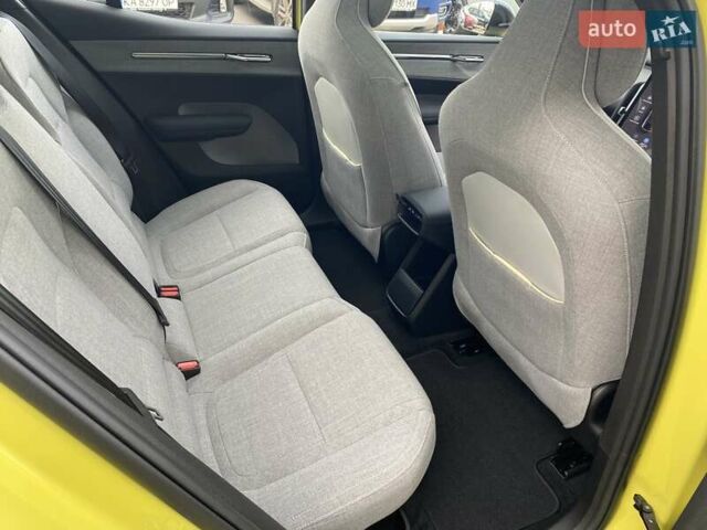 Желтый Вольво EX30, объемом двигателя 0 л и пробегом 19 тыс. км за 43034 $, фото 11 на Automoto.ua