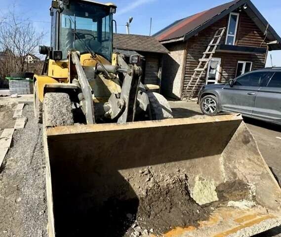 Желтый Вольво L 35D, объемом двигателя 0 л и пробегом 100 тыс. км за 16000 $, фото 6 на Automoto.ua