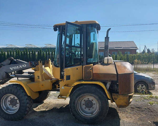 Желтый Вольво L 35D, объемом двигателя 0 л и пробегом 100 тыс. км за 16000 $, фото 3 на Automoto.ua
