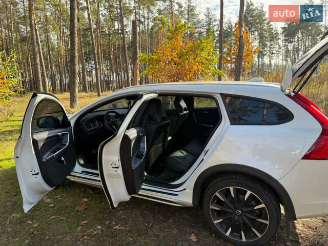 Білий Вольво V60 Cross Country, об'ємом двигуна 2.5 л та пробігом 99 тис. км за 17300 $, фото 10 на Automoto.ua