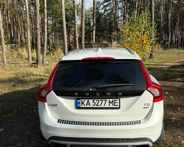 Білий Вольво V60 Cross Country, об'ємом двигуна 2.5 л та пробігом 99 тис. км за 17300 $, фото 3 на Automoto.ua