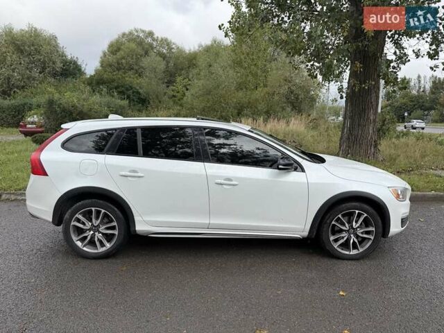 Белый Вольво V60 Cross Country, объемом двигателя 2.5 л и пробегом 161 тыс. км за 14500 $, фото 3 на Automoto.ua
