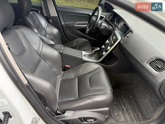 Белый Вольво V60 Cross Country, объемом двигателя 2.5 л и пробегом 161 тыс. км за 14500 $, фото 16 на Automoto.ua