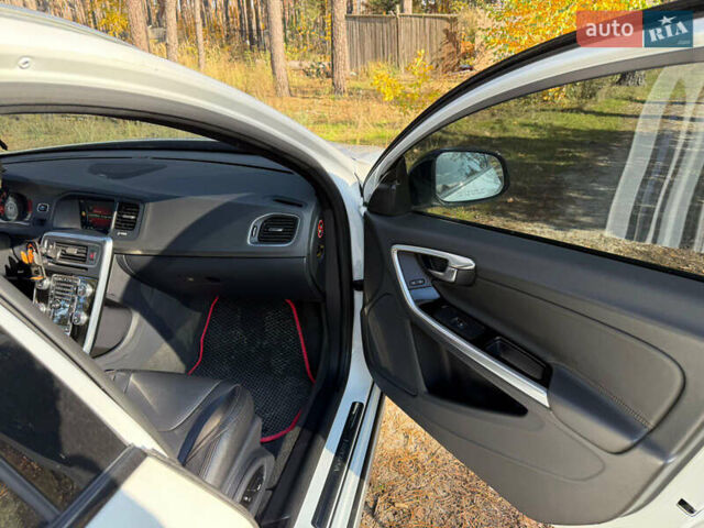 Білий Вольво V60 Cross Country, об'ємом двигуна 2.5 л та пробігом 99 тис. км за 17300 $, фото 12 на Automoto.ua