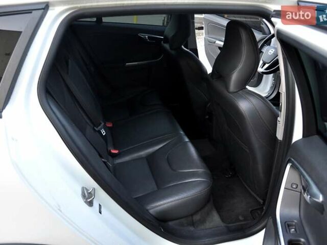 Білий Вольво V60 Cross Country, об'ємом двигуна 2.5 л та пробігом 161 тис. км за 14500 $, фото 24 на Automoto.ua