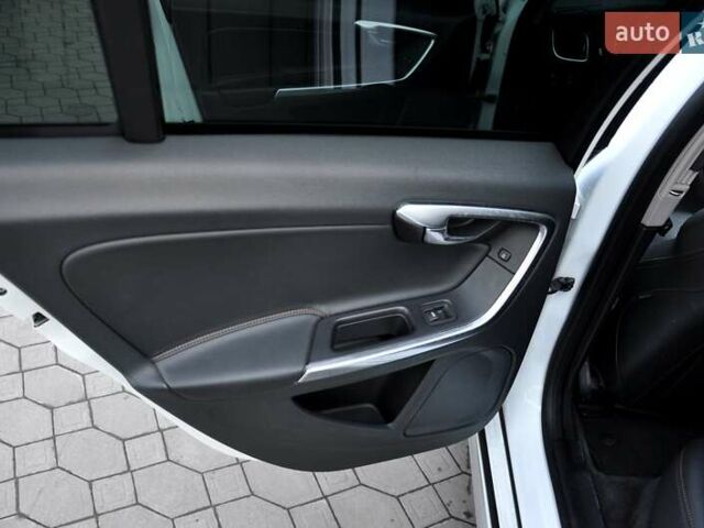 Білий Вольво V60 Cross Country, об'ємом двигуна 2.5 л та пробігом 161 тис. км за 14500 $, фото 21 на Automoto.ua