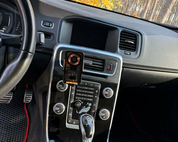 Білий Вольво V60 Cross Country, об'ємом двигуна 2.5 л та пробігом 99 тис. км за 17300 $, фото 6 на Automoto.ua