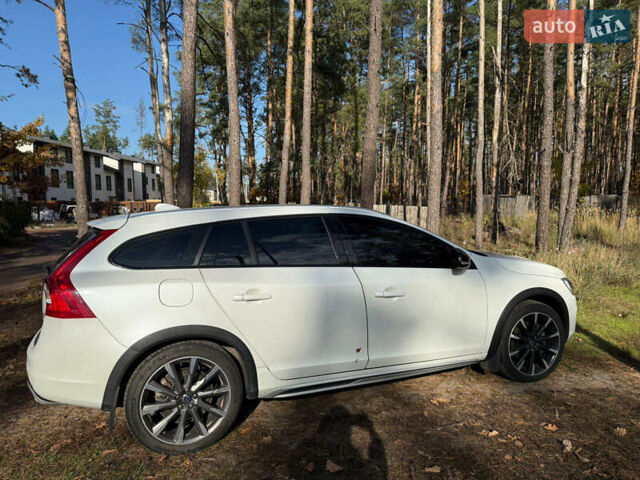 Білий Вольво V60 Cross Country, об'ємом двигуна 2.5 л та пробігом 99 тис. км за 17300 $, фото 1 на Automoto.ua