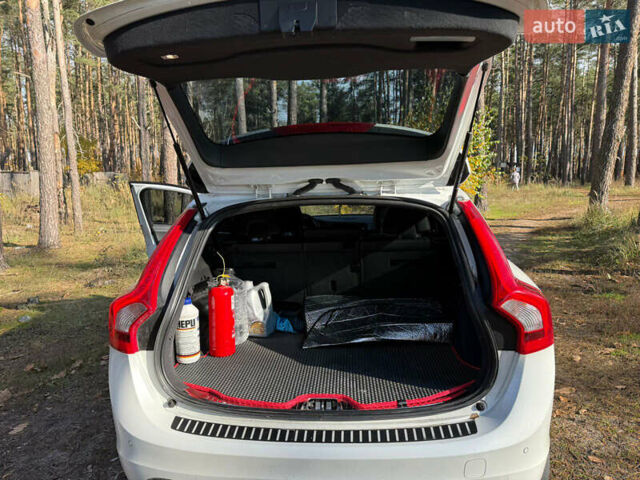 Білий Вольво V60 Cross Country, об'ємом двигуна 2.5 л та пробігом 99 тис. км за 17300 $, фото 11 на Automoto.ua