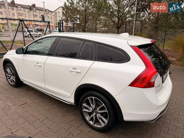 Белый Вольво V60 Cross Country, объемом двигателя 2 л и пробегом 144 тыс. км за 18500 $, фото 3 на Automoto.ua
