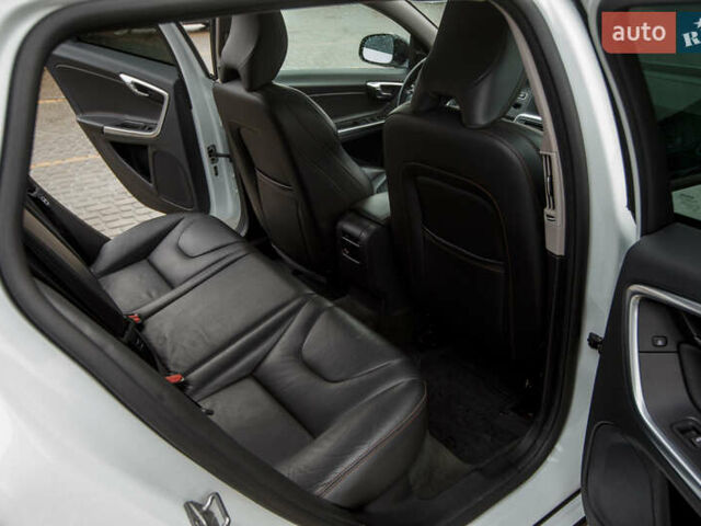 Белый Вольво V60 Cross Country, объемом двигателя 2.5 л и пробегом 144 тыс. км за 16400 $, фото 20 на Automoto.ua