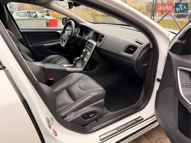 Белый Вольво V60 Cross Country, объемом двигателя 2 л и пробегом 144 тыс. км за 18500 $, фото 6 на Automoto.ua