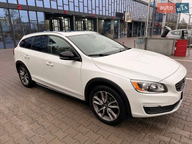 Белый Вольво V60 Cross Country, объемом двигателя 2 л и пробегом 144 тыс. км за 18500 $, фото 2 на Automoto.ua
