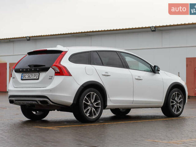 Белый Вольво V60 Cross Country, объемом двигателя 2.5 л и пробегом 144 тыс. км за 16400 $, фото 2 на Automoto.ua