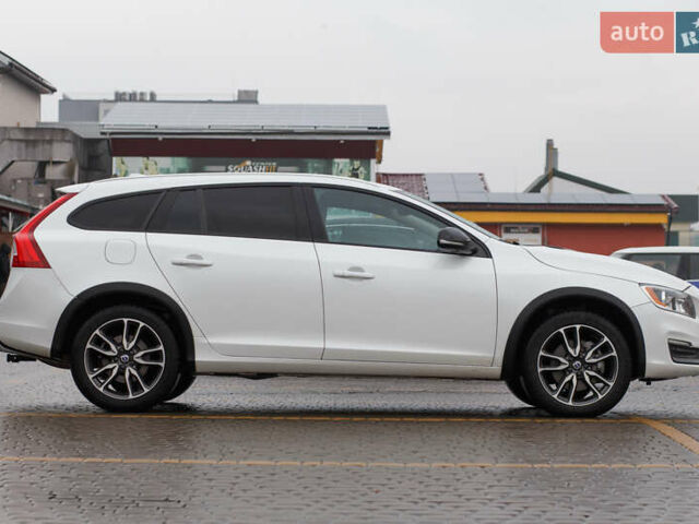 Белый Вольво V60 Cross Country, объемом двигателя 2.5 л и пробегом 144 тыс. км за 16400 $, фото 1 на Automoto.ua