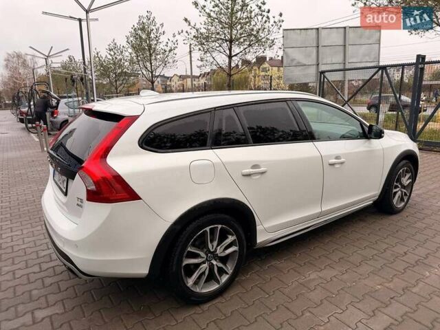 Белый Вольво V60 Cross Country, объемом двигателя 2 л и пробегом 144 тыс. км за 18500 $, фото 1 на Automoto.ua