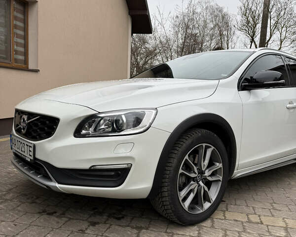 Белый Вольво V60 Cross Country, объемом двигателя 2.4 л и пробегом 54 тыс. км за 22500 $, фото 1 на Automoto.ua