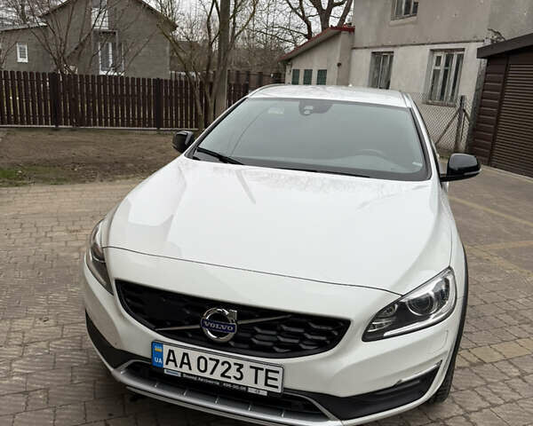 Белый Вольво V60 Cross Country, объемом двигателя 2.4 л и пробегом 54 тыс. км за 22500 $, фото 2 на Automoto.ua