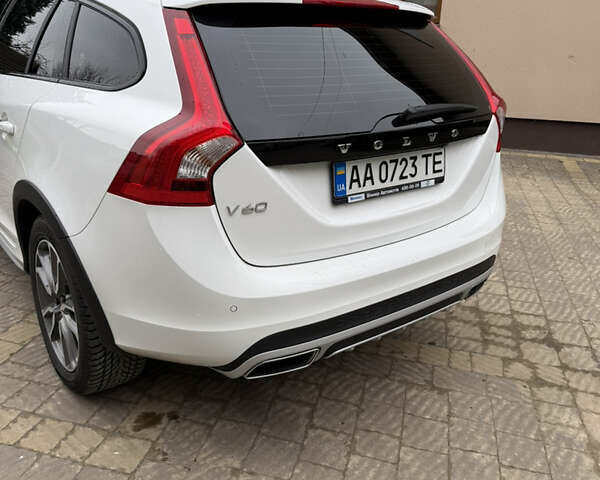 Белый Вольво V60 Cross Country, объемом двигателя 2.4 л и пробегом 54 тыс. км за 22500 $, фото 7 на Automoto.ua