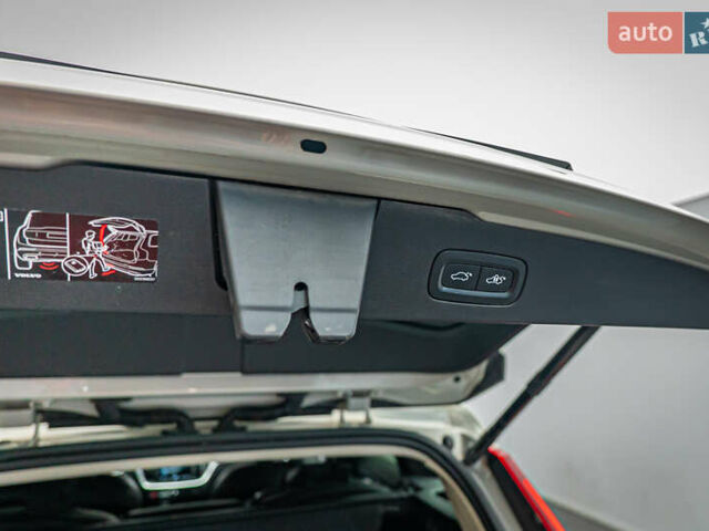 Белый Вольво V60 Cross Country, объемом двигателя 2 л и пробегом 199 тыс. км за 27439 $, фото 7 на Automoto.ua