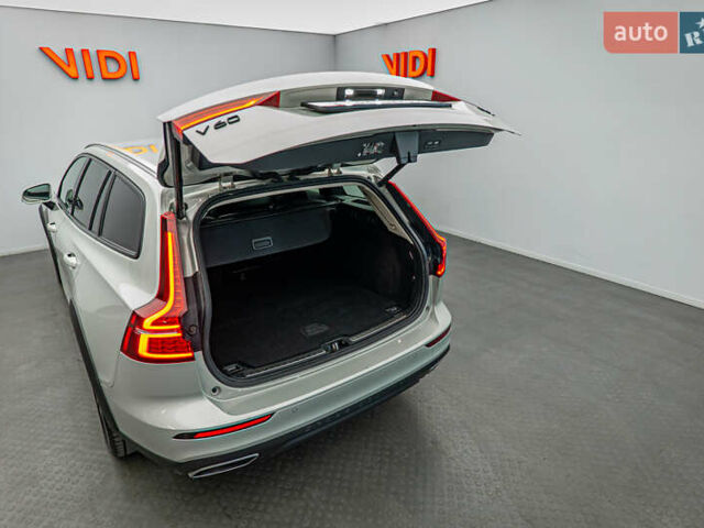 Белый Вольво V60 Cross Country, объемом двигателя 2 л и пробегом 199 тыс. км за 27439 $, фото 6 на Automoto.ua