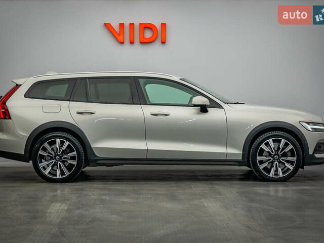 Белый Вольво V60 Cross Country, объемом двигателя 2 л и пробегом 199 тыс. км за 27439 $, фото 3 на Automoto.ua