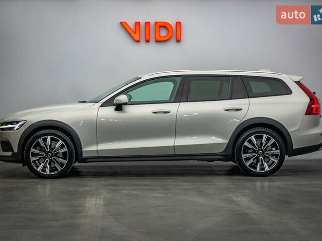 Белый Вольво V60 Cross Country, объемом двигателя 2 л и пробегом 199 тыс. км за 27439 $, фото 2 на Automoto.ua